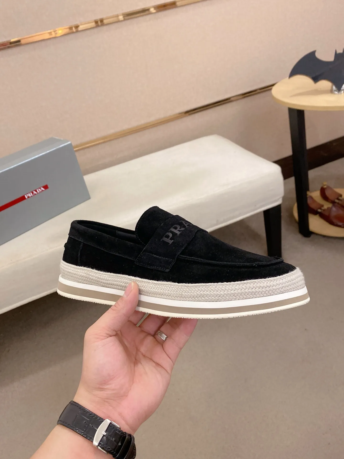 Men's shoes 💰 480💰 ✔️✔️✔️Top high version High-quality new PRADA (Prada) counters are launched at the same time. The new men's shoes and 😘fabrics are purely handmade in Niujing. Lining: Full cowhide lining. 👍🏿High-end☄️Open-molded non-slip rubber outsole, exquisite lines, simple and elegant, comfortable and high-end for leisure travel. Code number: 38-44. Can be customized45